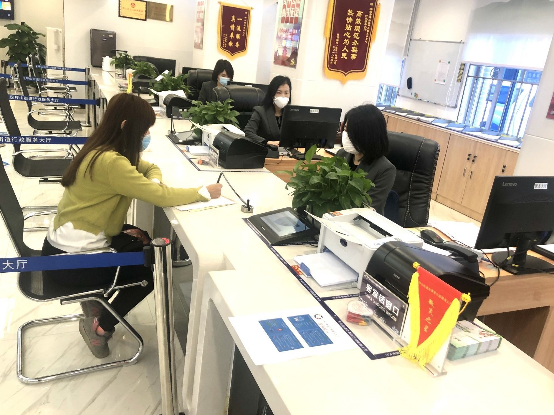 坪山街道行政服务大厅六大举措 让市民群众“足不出户”办成事