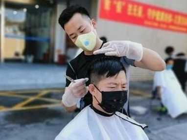 龙华区卫生公联会组织爱心义剪 解决卫监人的“头等”大事