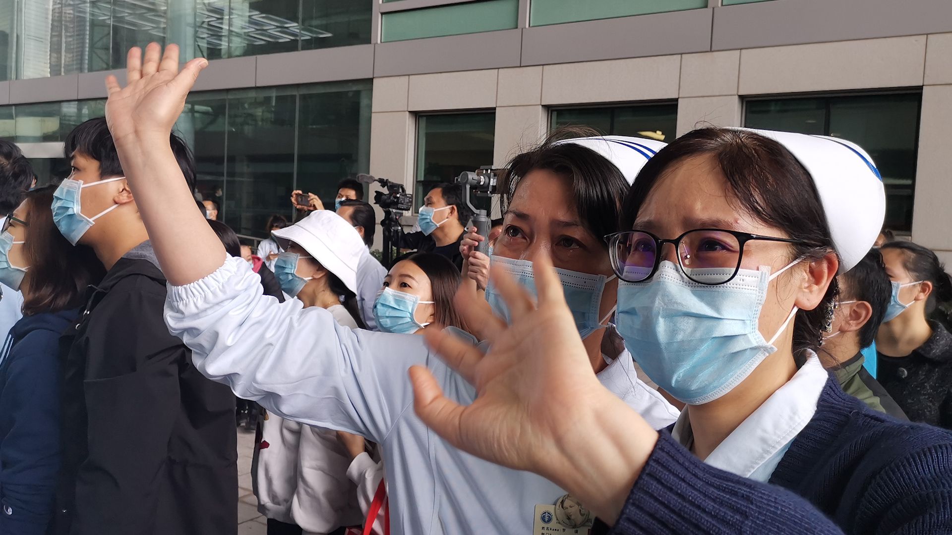 深圳17名队员连夜理发上战场