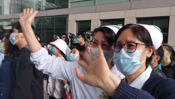 深圳17名队员连夜理发上战场