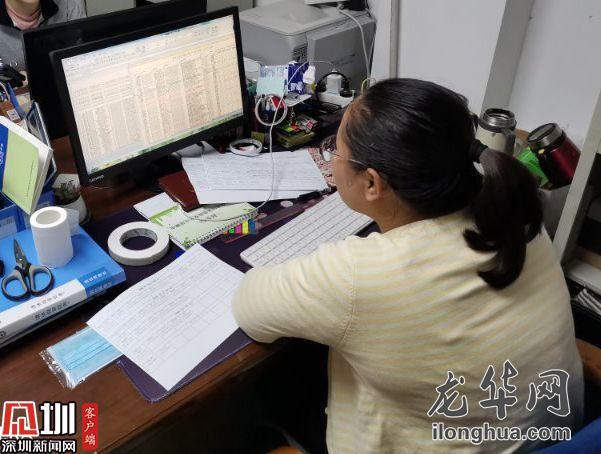 茜坑社区夜幕中的坚守者：生怕漏掉一个信息