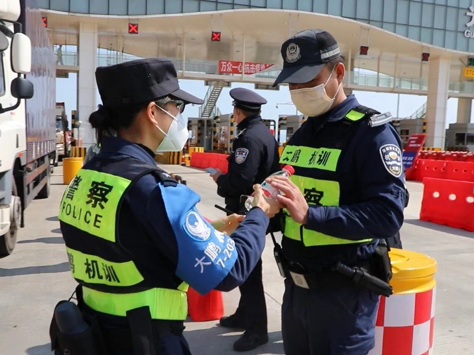 连续站岗二十余天 大鹏双警伉俪同心战疫