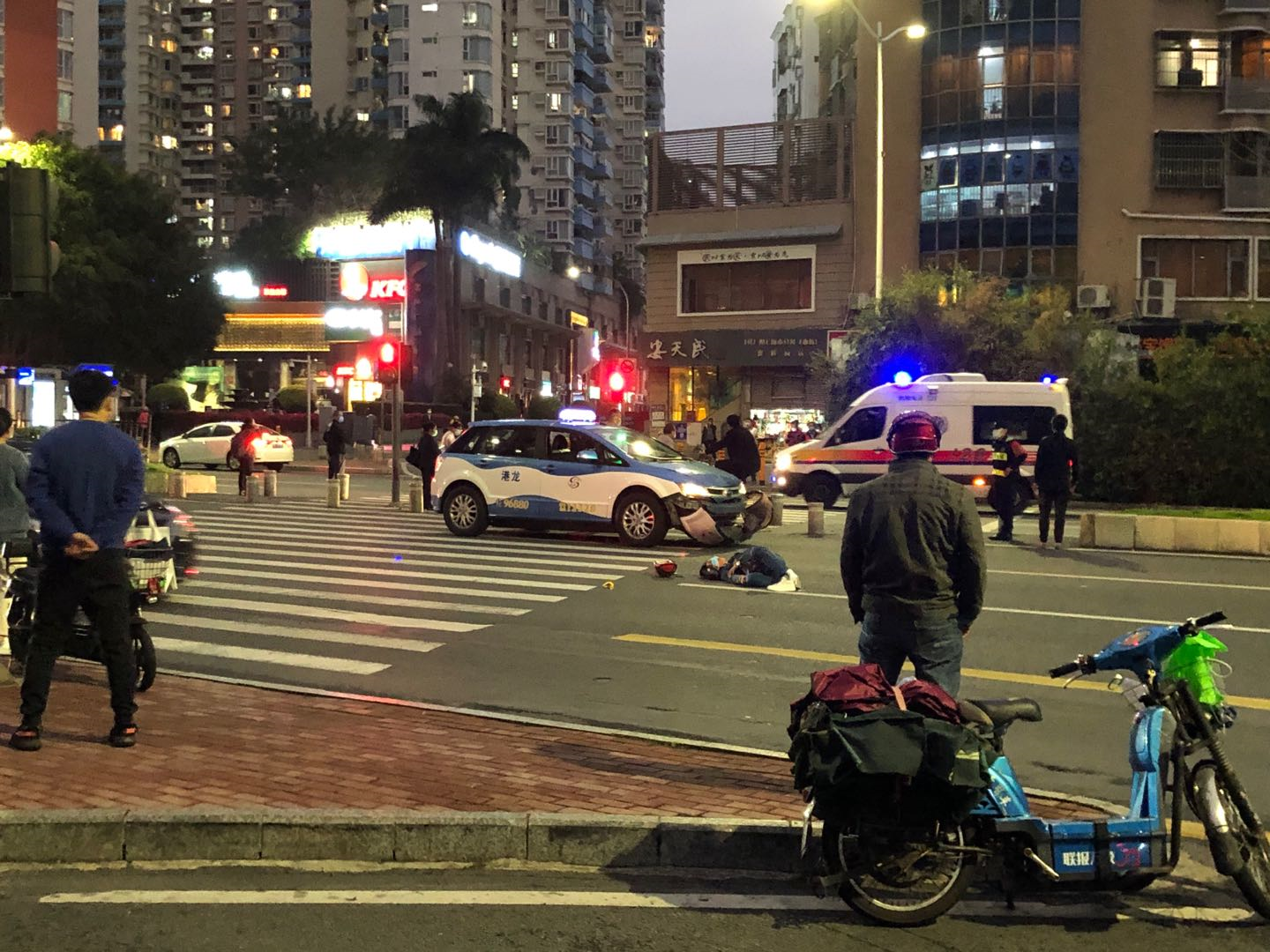 刚刚 莲花路一外卖男骑手闯红灯被一辆出租车撞击飞出