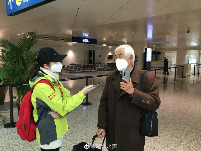 124人搭乘首架国内包机从海南返回武汉