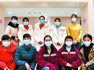 战斗在武汉金银潭医院的广东“十朵金花”：她们医病更“医心”