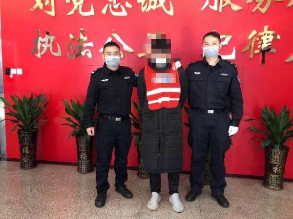 赌瘾男子卖口罩诈骗20余人，涉案90万，家人送他去自首