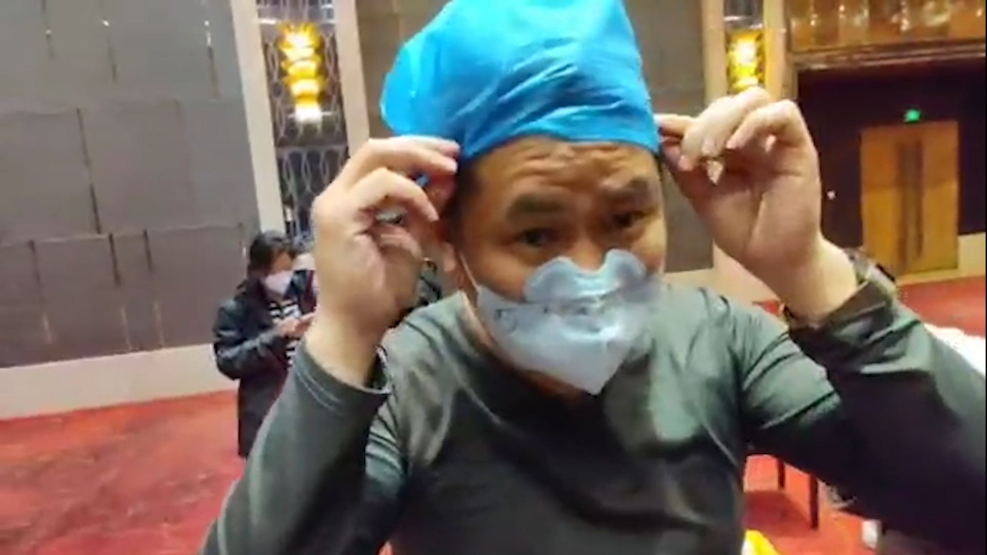 读特记者直击武汉战疫 | 记住每一步太难！记者现场学习演示穿脱防护装备