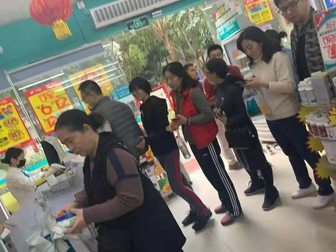 一药企向市民赠送10万包去菌纸巾