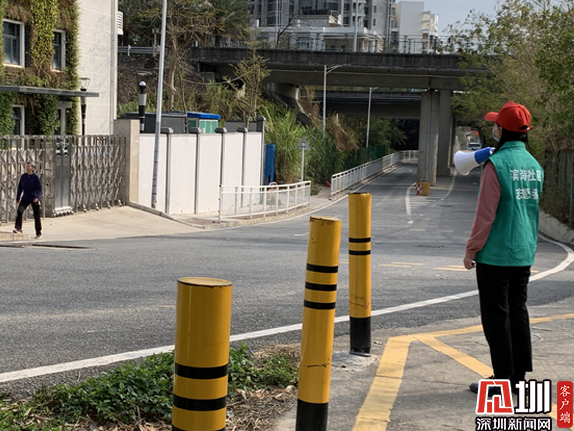 梅沙街道滨海社区95后朱文慧化身政策“解读员”
