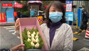 记者化身快递员送上来自战疫一线的爱：每天的真诚对待就是最好的礼物