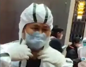 读特记者直击武汉战疫 | 要想穿上防护服，总共分几步？