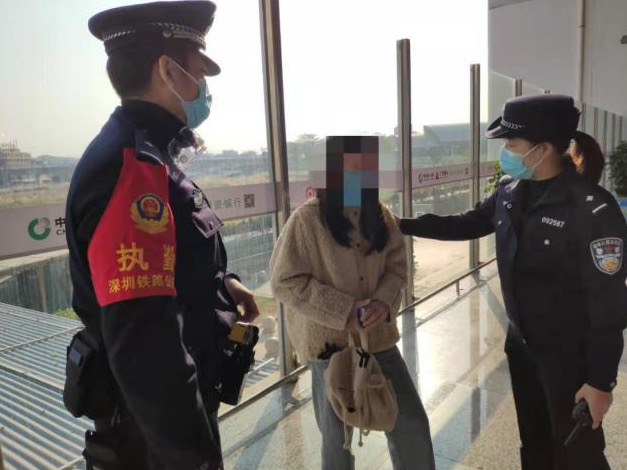 家长不让出门少女负气出走，看到外面人都戴口罩害怕了