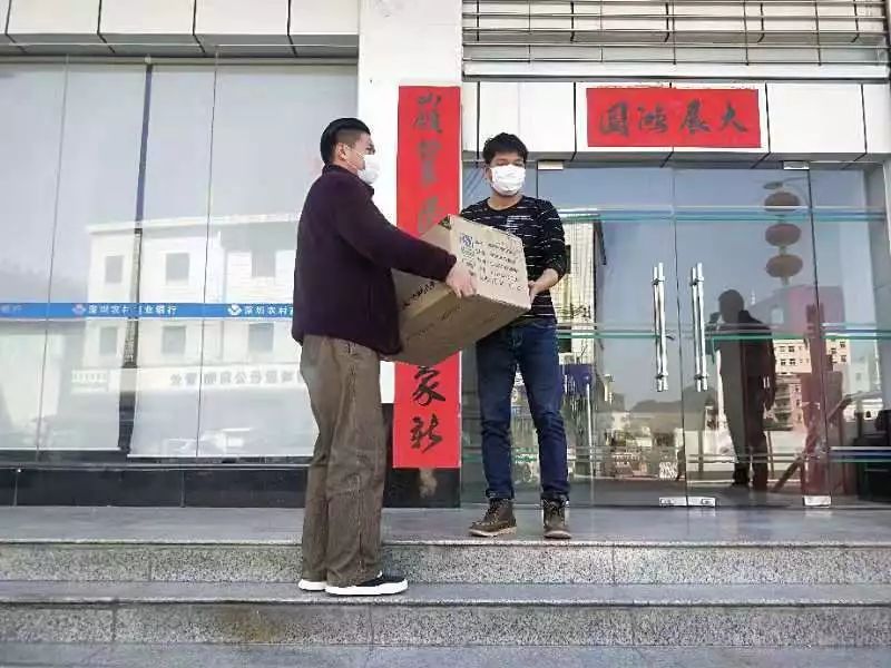 点赞！两家爱心企业为碧岭街道捐赠4000个医用口罩！