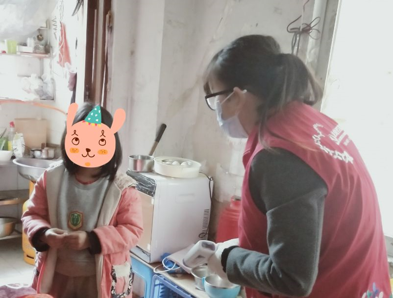母亲被隔离女儿无人照顾  社工充当临时“妈妈”暖心照顾