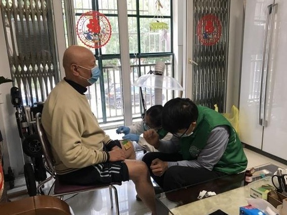 贴心！龙岗中心医院黄阁翠苑社康中心家庭医生为社区患者解忧难