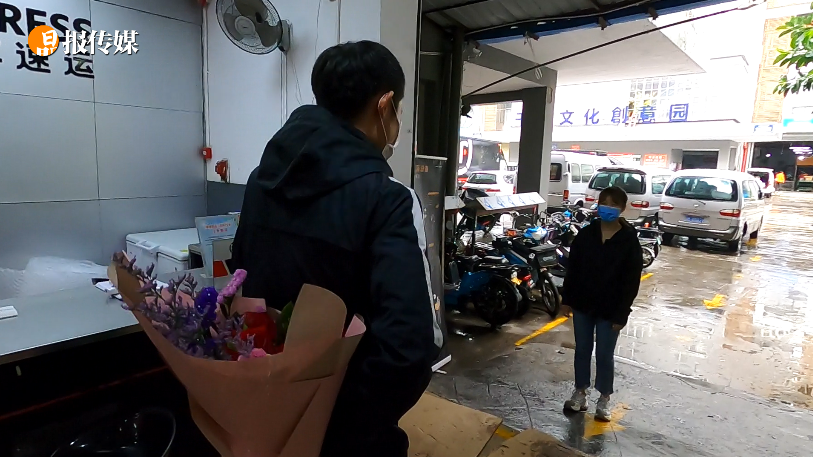 快递小哥网购鲜花准备送礼，没想到女友上门自提