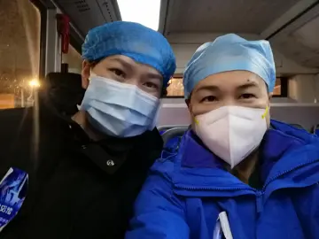 驰援日记 | 和病人聊家常讲笑话，那一刻我们就是一家人