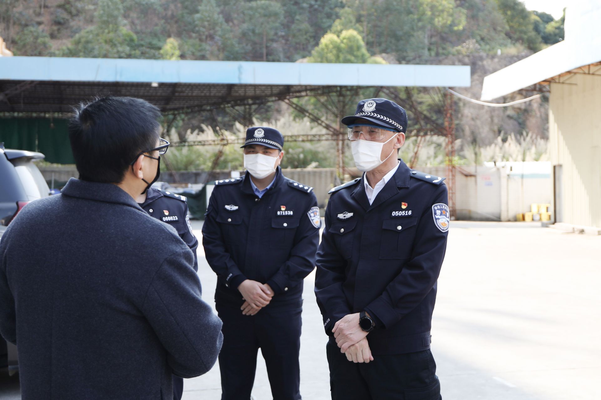 光明警方开启“护航复工”模式