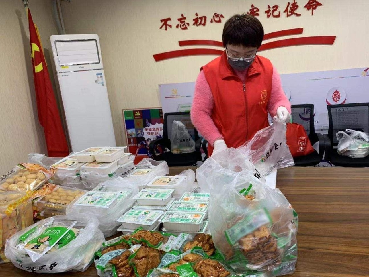 金地朗悦小区党支部“1+4”模式织密群防群控防疫网