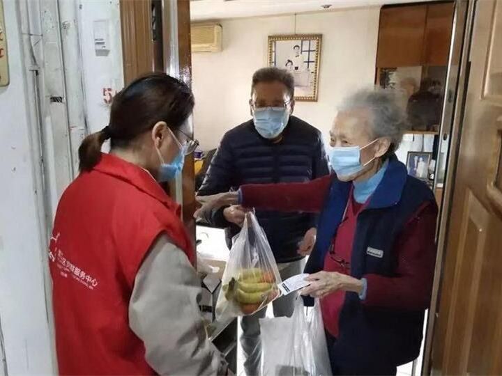 深圳福彩“罩”您前行！18万元爱心物资支援一线社工