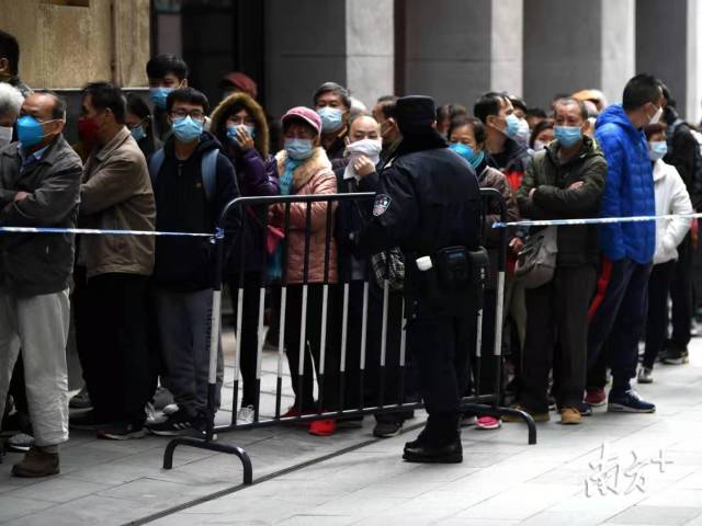 广州北京路一药店外排百米长队，市民等四小时买两个口罩