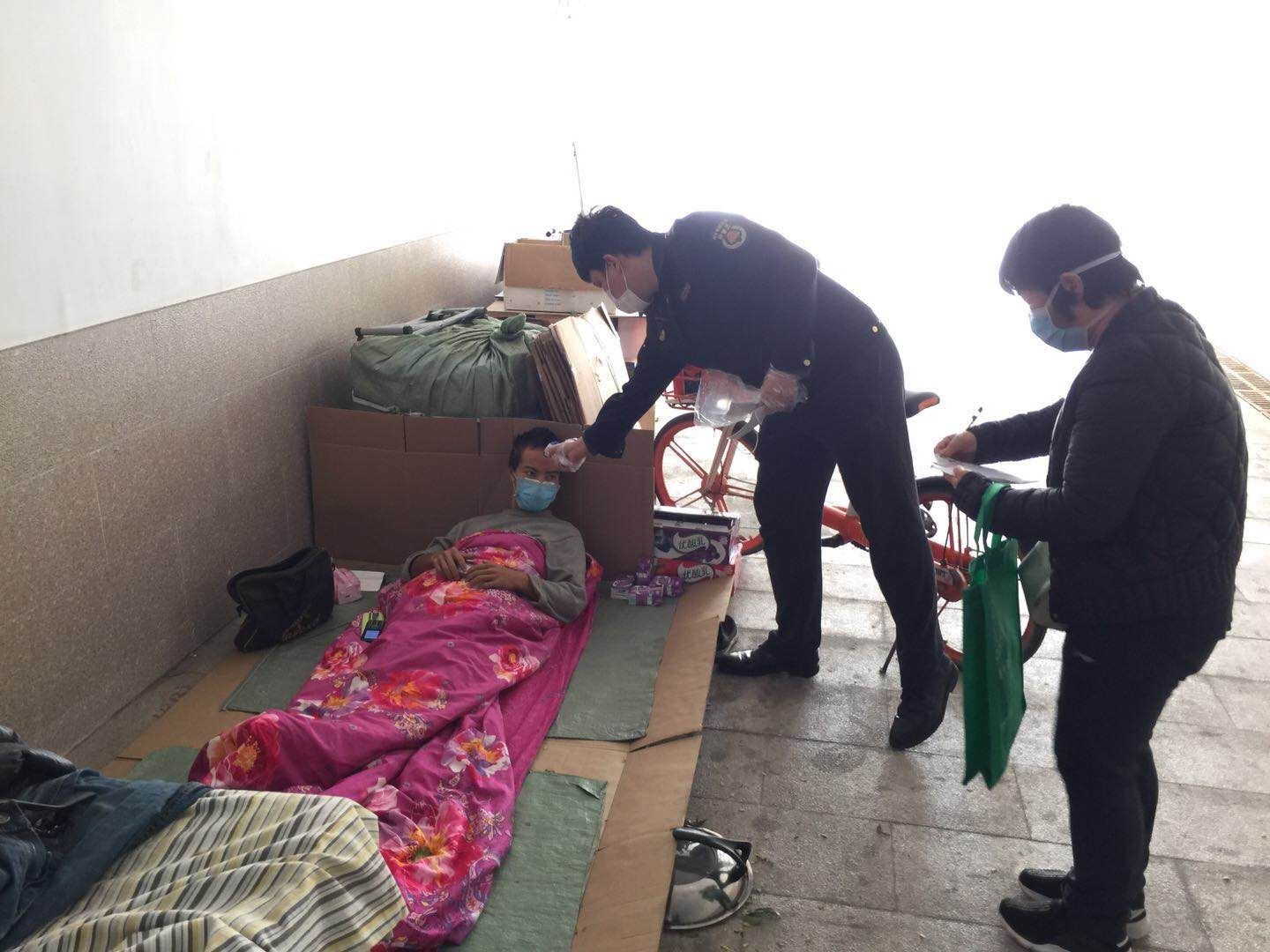 测体温，发放救济物资，新安开展流浪人员救助专项行动