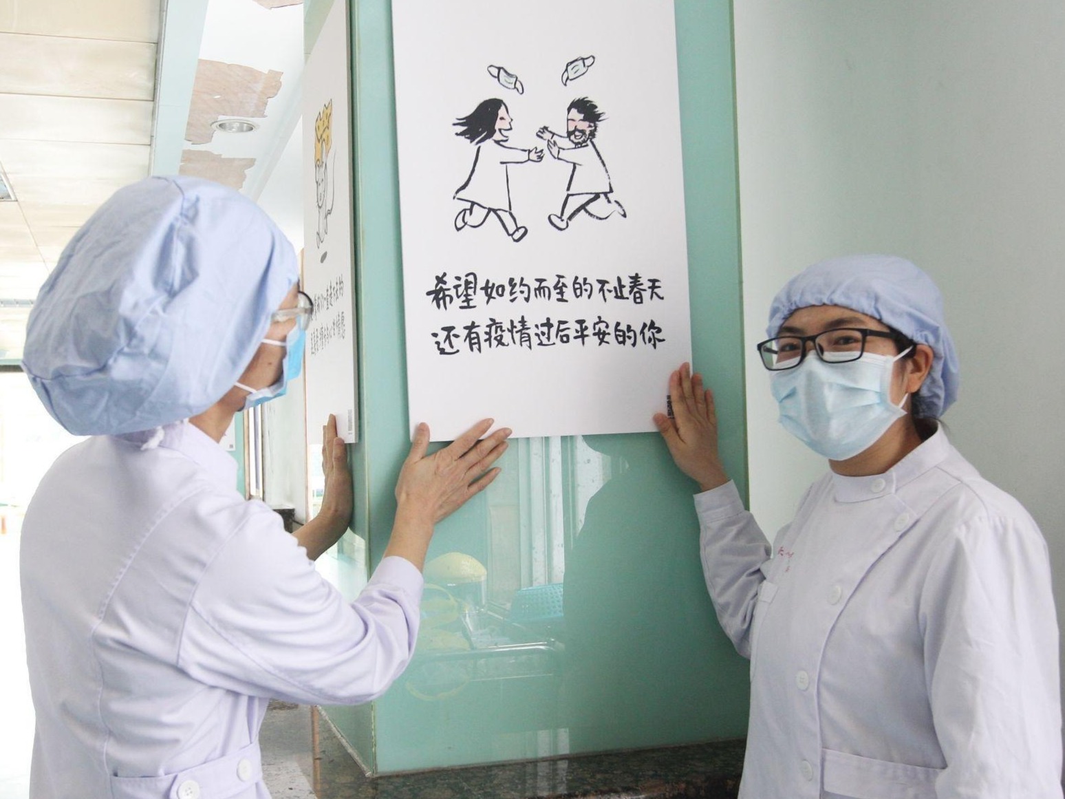 漫画家林帝浣给东莞医护人员送来“心灵鸡汤”