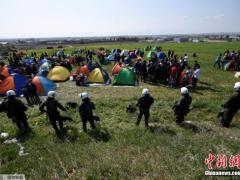 土耳其“开门”让难民涌入欧洲 希腊边境严阵以待