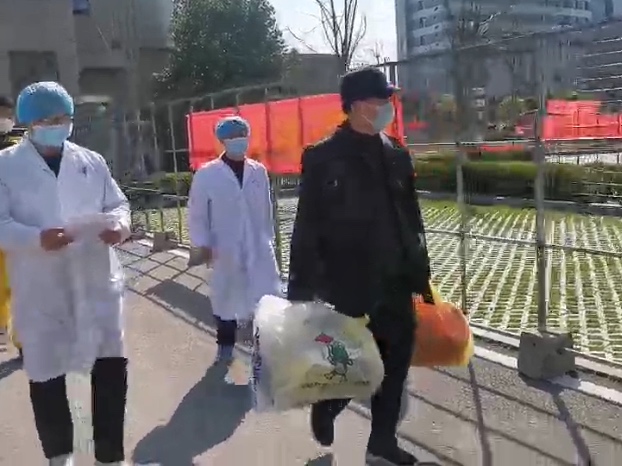读特记者直击荆州战疫·第七日｜“每个患者出院，都让所有队员充满了成就感”