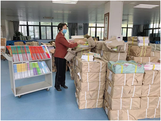 她是学校在线教学的总助理——记深大附中图书馆馆长胡明珠