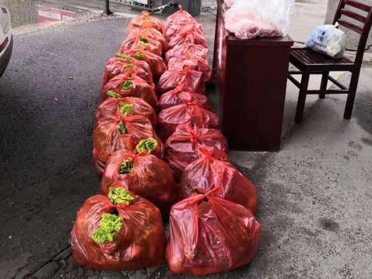 读特记者湖北直击 | 住宅小区封闭管理下的武汉：守望相助，超市承担物资配送
