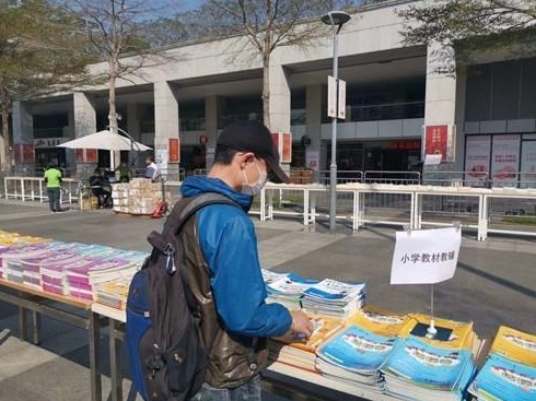 中心书城设“露天专区”，方便读者安全选购教材教辅
