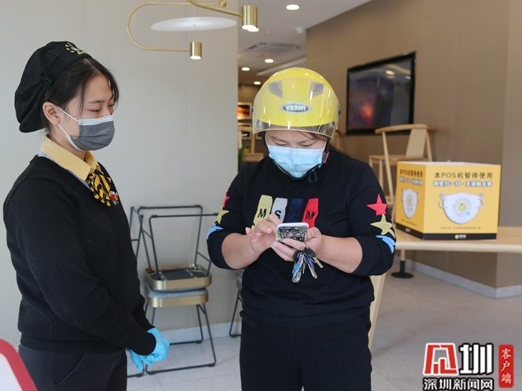 商场开门、情侣逛街、奶茶店外开始排队……城市正在“复苏”