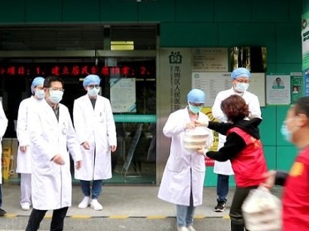 暖，龙岗区人民医院党员志愿者为社康医护人员送餐