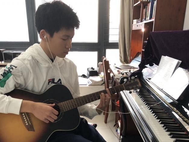 深圳实验学校高中部学生写歌《逆行天使》为武汉加油