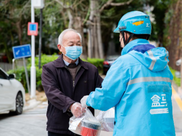 关注疫情下的空巢老人，深圳盒马里每日免费提供午餐晚餐