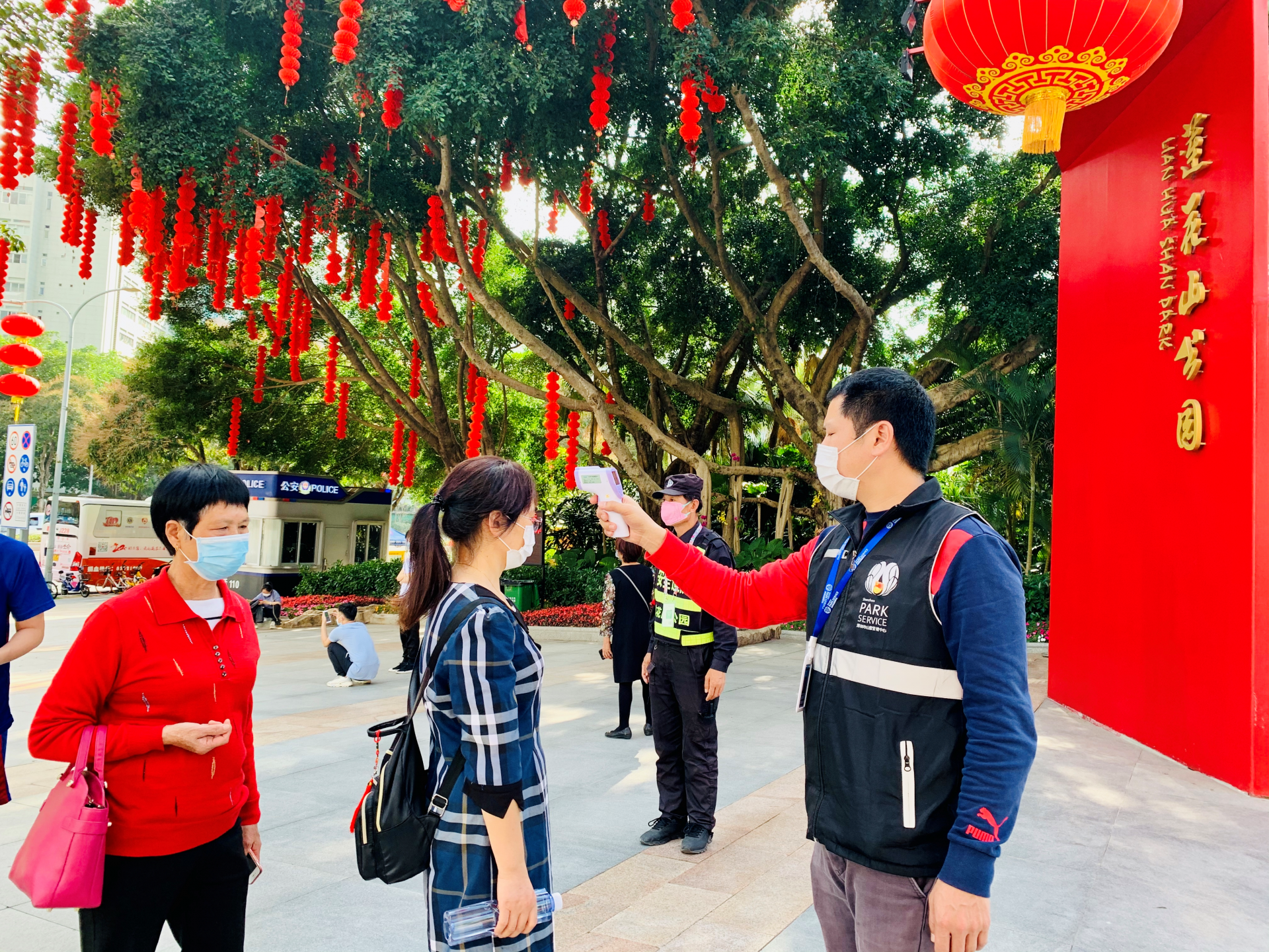 听说有人宅不住了，公园游客开始增加了，注意防护别大意