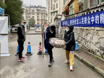 湖北直击 | 800斤土豆现身街头，“给”与“拿”让爱接力