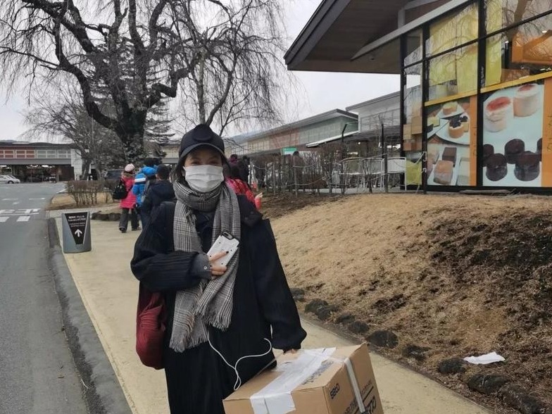“我只是想为抗击疫情做点事情”！雨雪天气，她带着全家在日本购买5000多个口罩