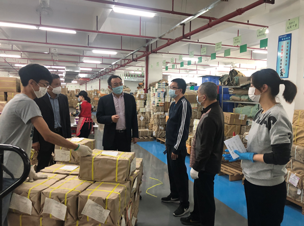 政协委员尹昌龙：  为606家经营单位减免2个月租金