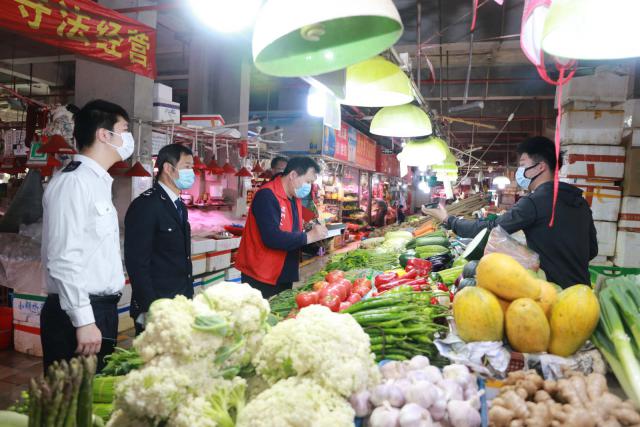 市场监管部门巡查市场，香梅市场疫情期间相关举措落实到位