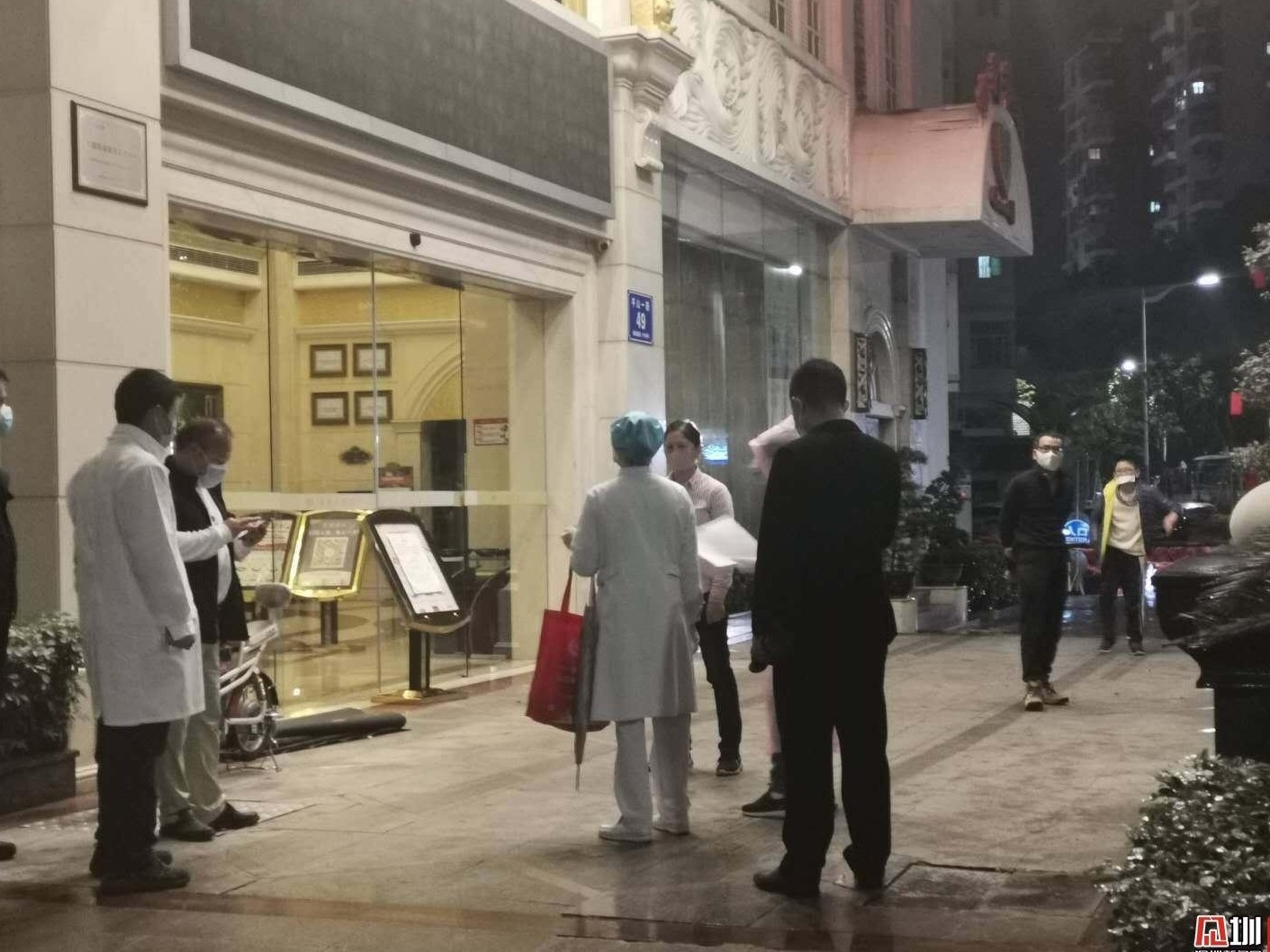 风雨夜 搭把手，桃源街道平山社区协助易感人群入住“健康驿站”