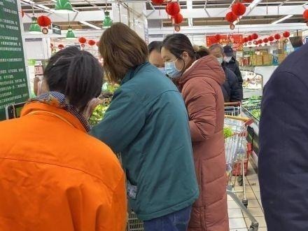 中百武商等大超市正轮流做全面消杀，各门店货量平稳，建议市民按需购买