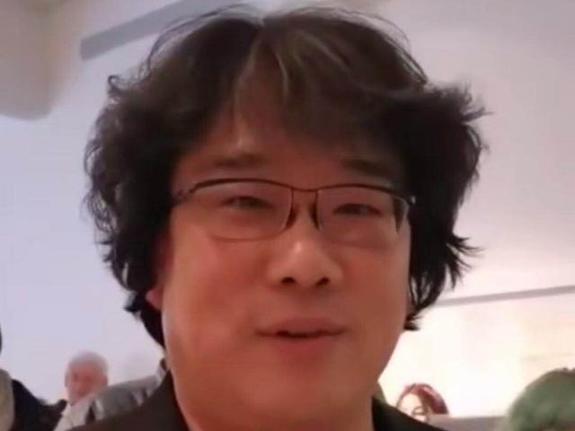 韩国导演奉俊昊为武汉加油：全世界都在支持你