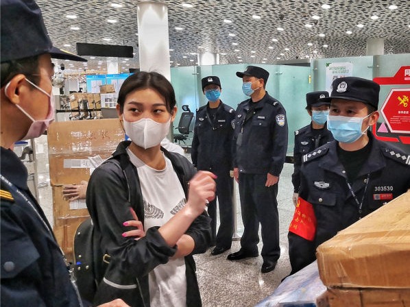 深圳机场边检开通绿色通道，助力华侨爱心防疫物资快速通关