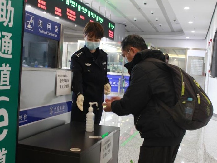 蛇口边检民警为旅客提供酒精消毒液防止交叉感染