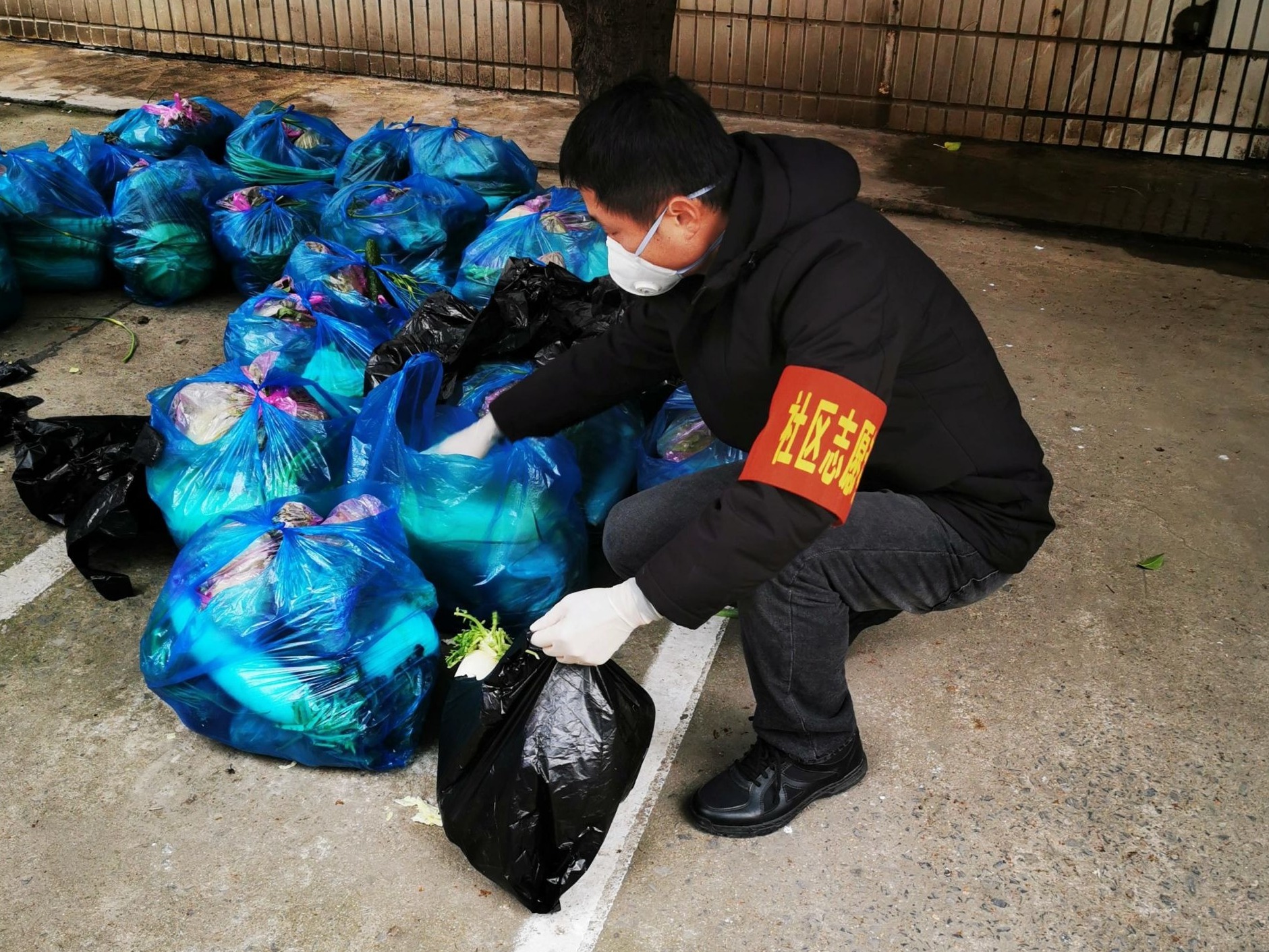 光明抗疫江俊：身穿警服在哪都能战疫
