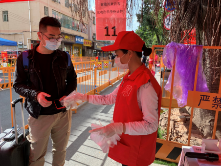 龙华福城街道推广“净手”行动：戴一次性手套更好保护自己