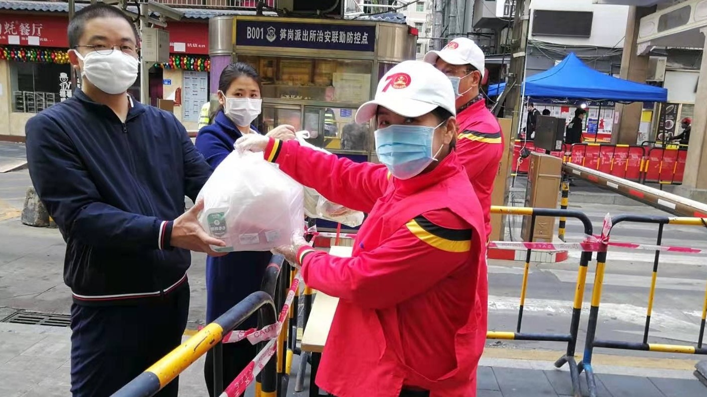 暖心！无名爱心居民托外卖小哥给义工们送食物