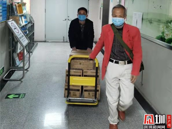 脱下军装又穿上红色义工服，这76位退役军人“退伍不褪色”